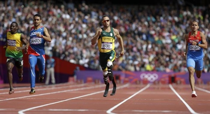 Ngày 4/7/2012, Hội đồng Olympic và Liên đoàn thể thao Nam Phi lựa chọn Oscar Pistorius cho nội dung 400m và 4x400m phối hợp, biến Pistorius trở thành VĐV điền kinh khuyết tật đầu tiên thi đấu ở Olympic. Ở vòng loại, Pistorius về thứ 2 sau Luguelin Santos (Cộng hòa Dominica) với thời gian 45.44 giây. Anh về thứ 8 ở bán kết với thời gian 46.54.